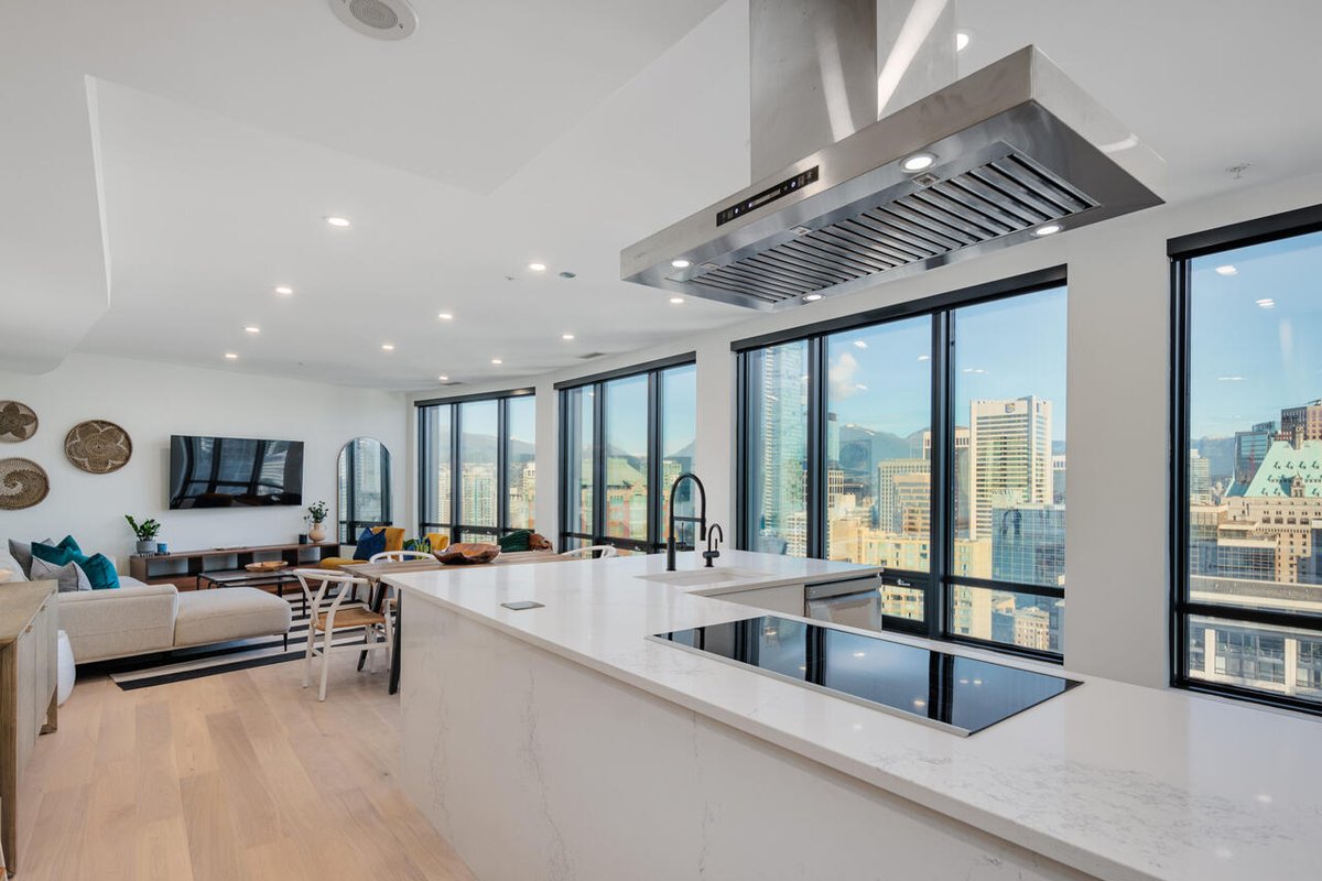 Stylish, Perfect Location Penthouse! AC & 3 BR!