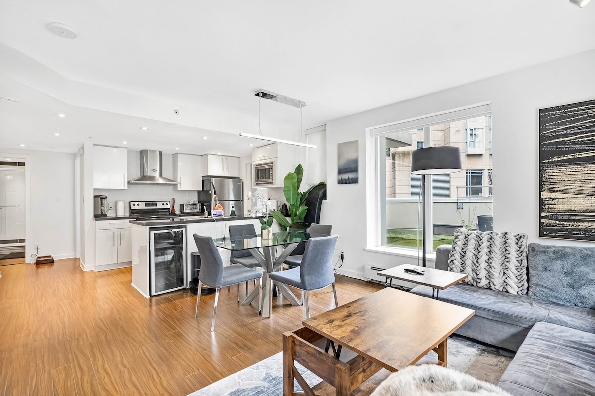 5 BR & 3 BTH Entire 3 Floor Townhome-Rooftop gallery image 2