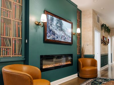 The Grand Vic: Large 5BD/3BA Home (+Garage)