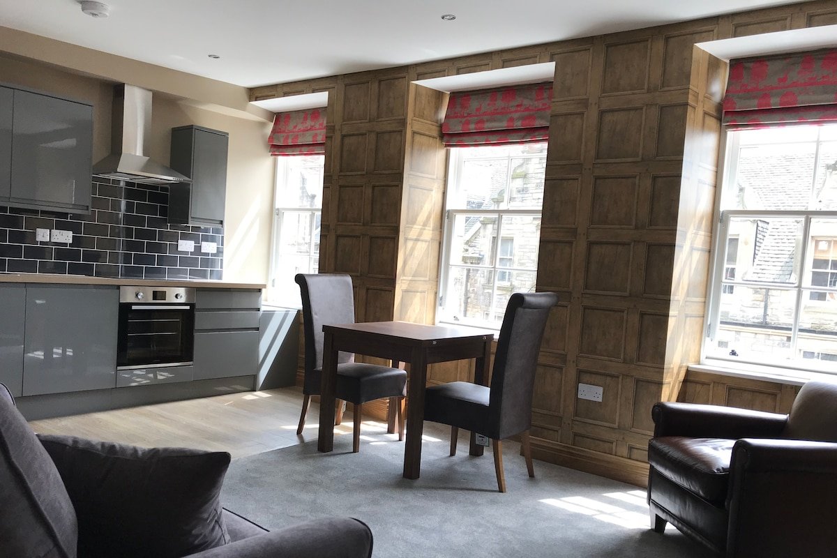 Top of the Mile by Castle 2 bedroom 2 bathroom gallery image 2