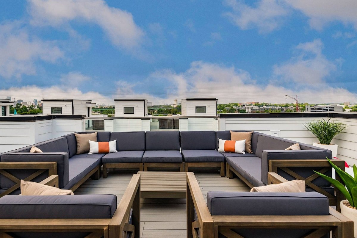 Howdy Honey! 8 Beds ~ Hot Tub ~ 3 mil to Broadway gallery image 3