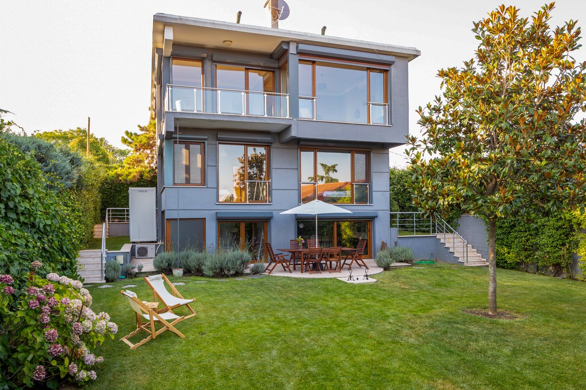 Incredible Luxurious Villa with Spacious Garden