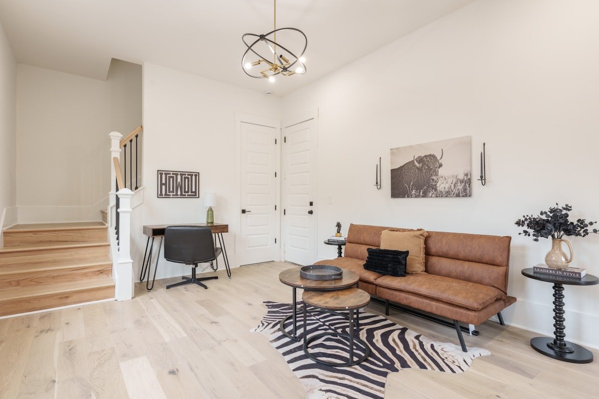 2 Bedroom – Workspace/Fast WiFi – 2 Car Garage! gallery image 5