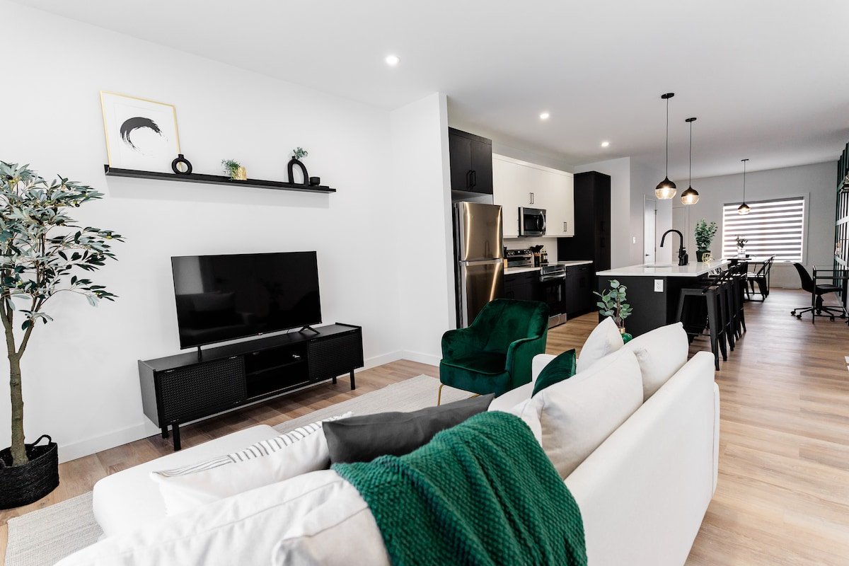 *Spacious w/ Style | Free Parking | 7 min Airport* gallery image 2