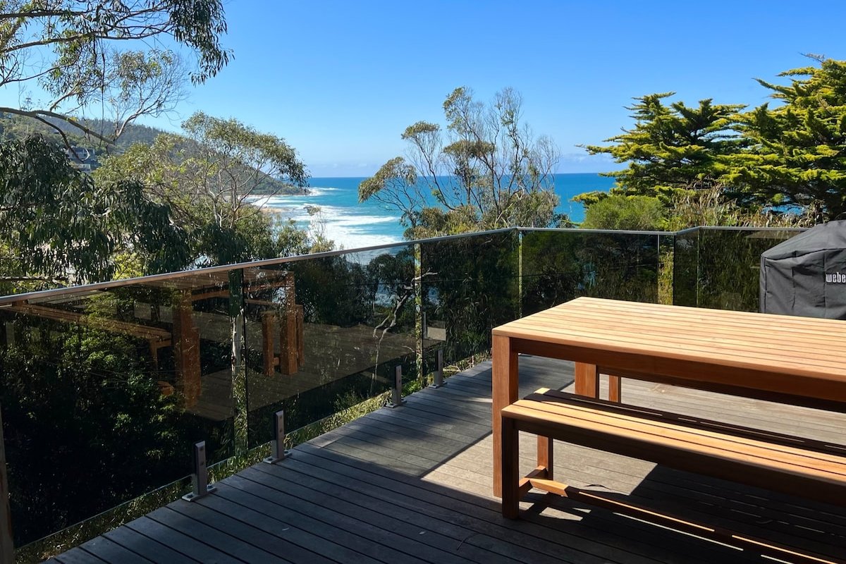 Treehouse – 2 min walk to the beach & ocean views! gallery image 2