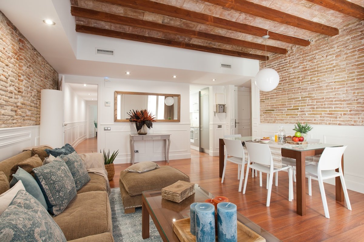 Apartment Deluxe By Dali EnjoyBCN Apts gallery image 3