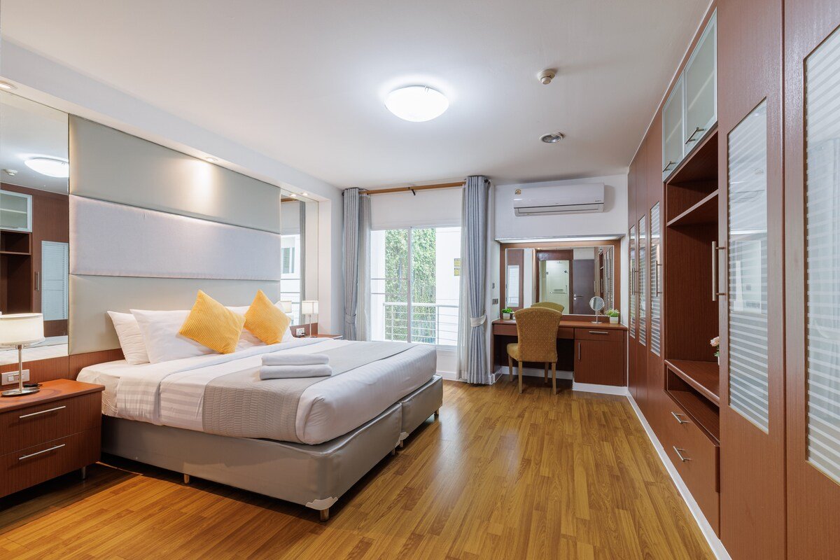 Lux 3BR – Quiet – Pool/Dining – Nana BTS, Serviced gallery image 3