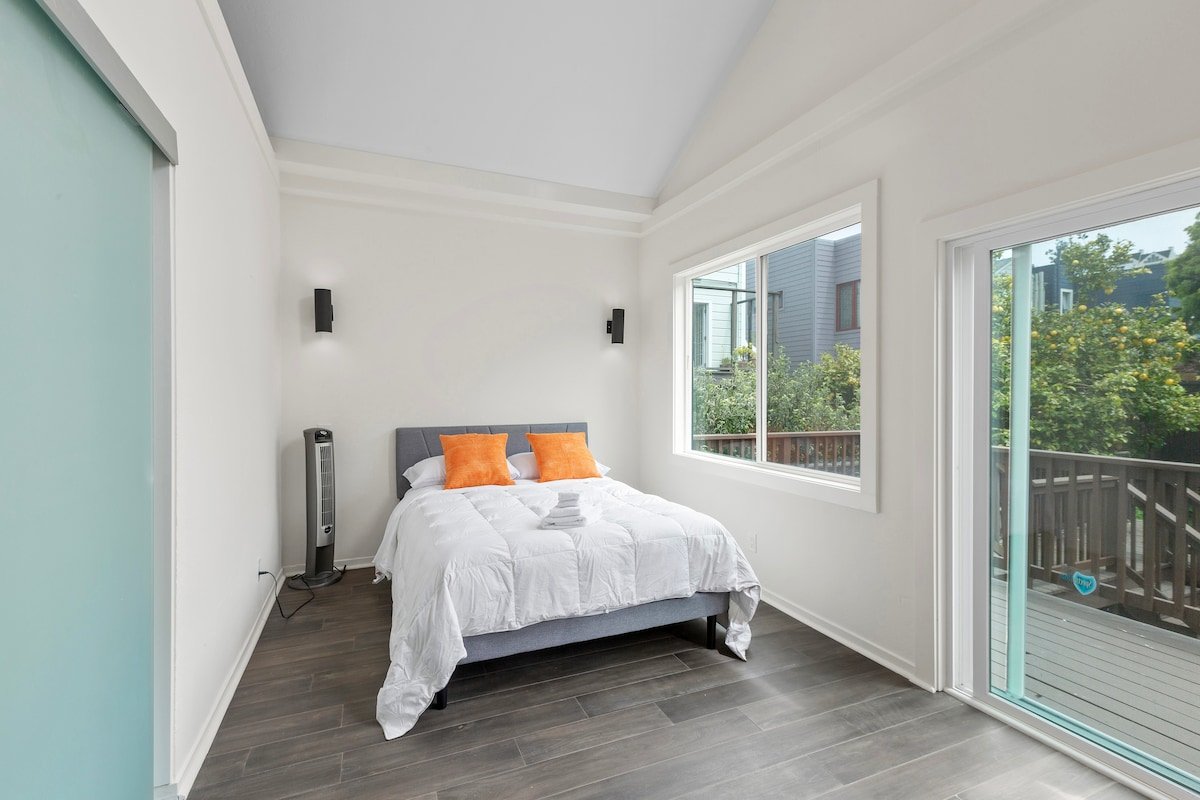 Modern Noe Valley home with private deck gallery image 4