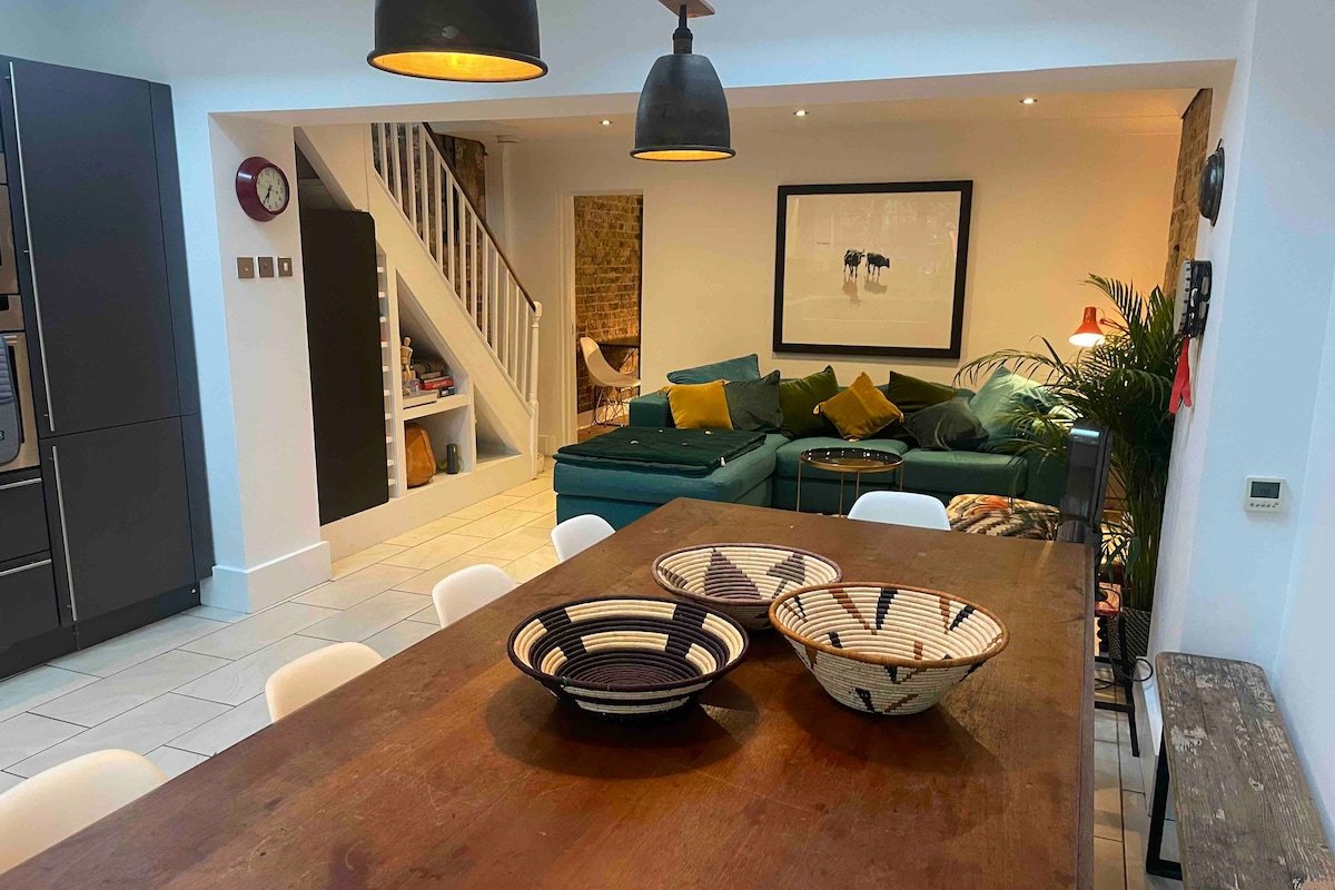 Charming Victorian house, sleeps 12 gallery image 4