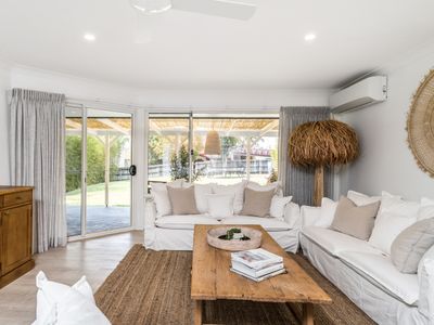 LA BELLA VITA – STROLL TO TOWN – * HOT SWIM SPA*