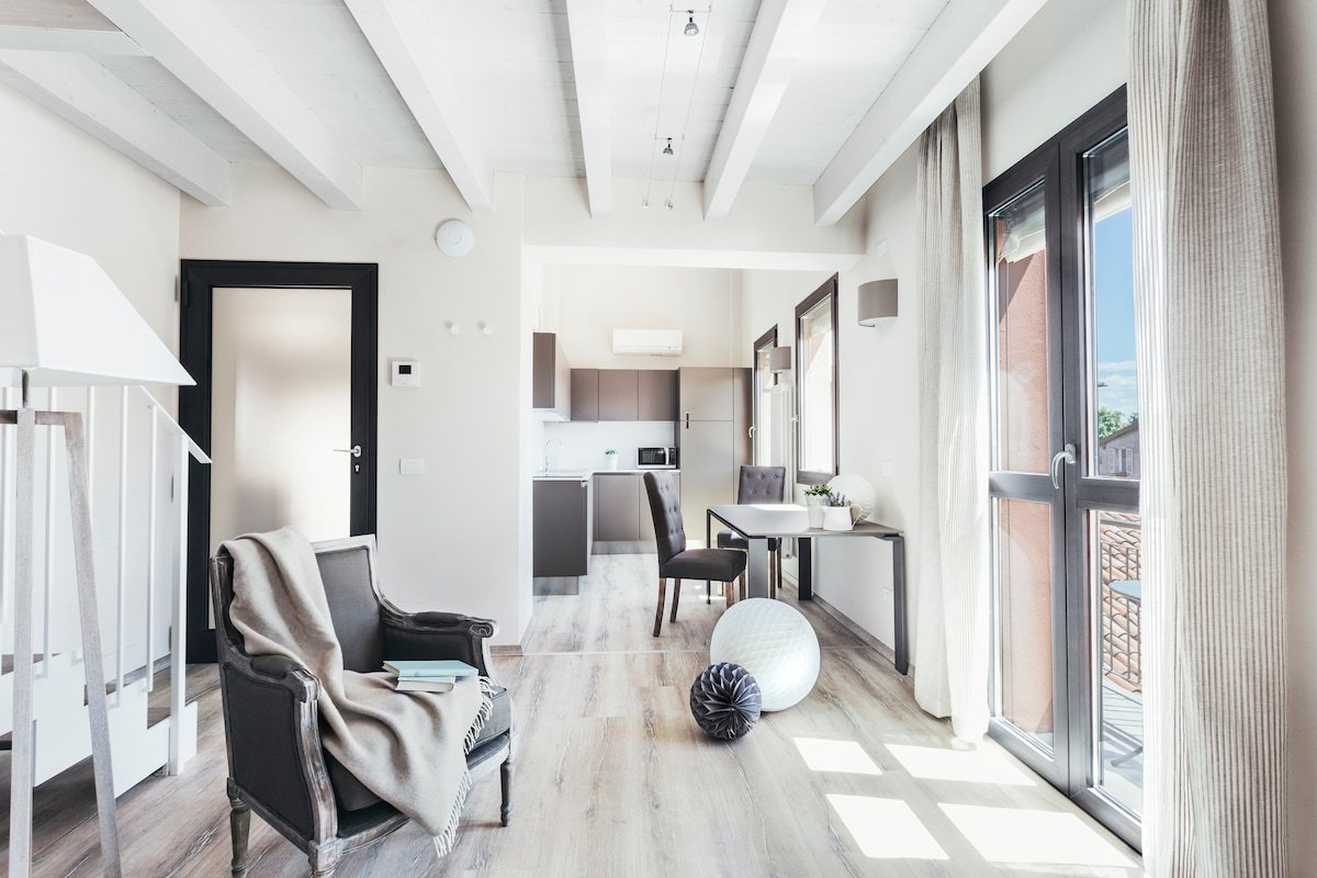 Bright 2 Bedroom apt. facing Servi Church gallery image 2