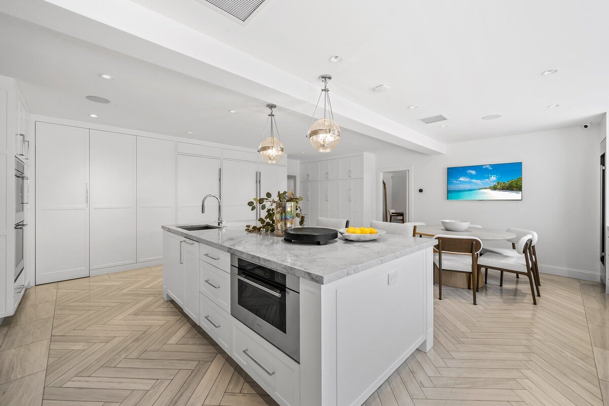 Prime Beverly Hills Mansion gallery image 5