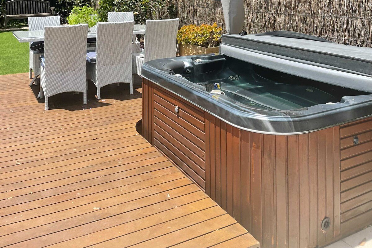 Sunny Rose Bay pad with spacious garden + Hot tub gallery image 3