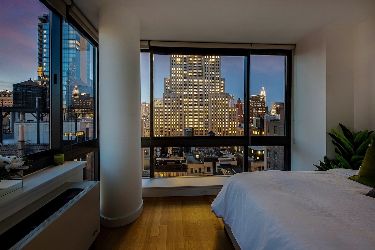 Luxury Skyscraper 2 BR—City Views—24 HR Doorman gallery image 3