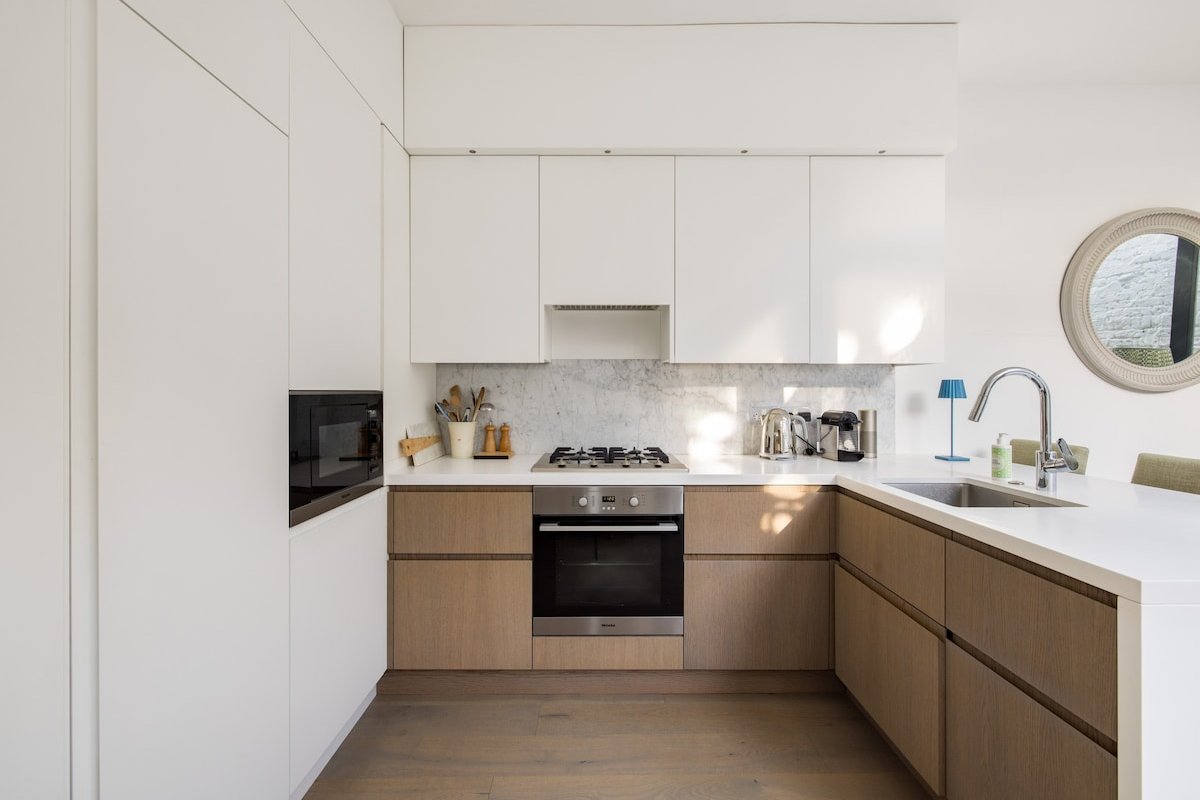 Sunny in Chelsea Luxurious 3 Bedroom Chelsea Home gallery image 5