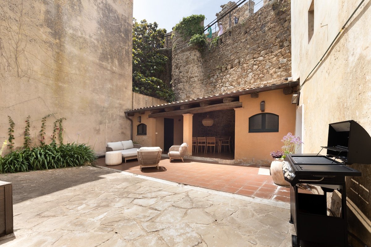 Stay in a 14th-Century House with Pool in Tossa gallery image 3