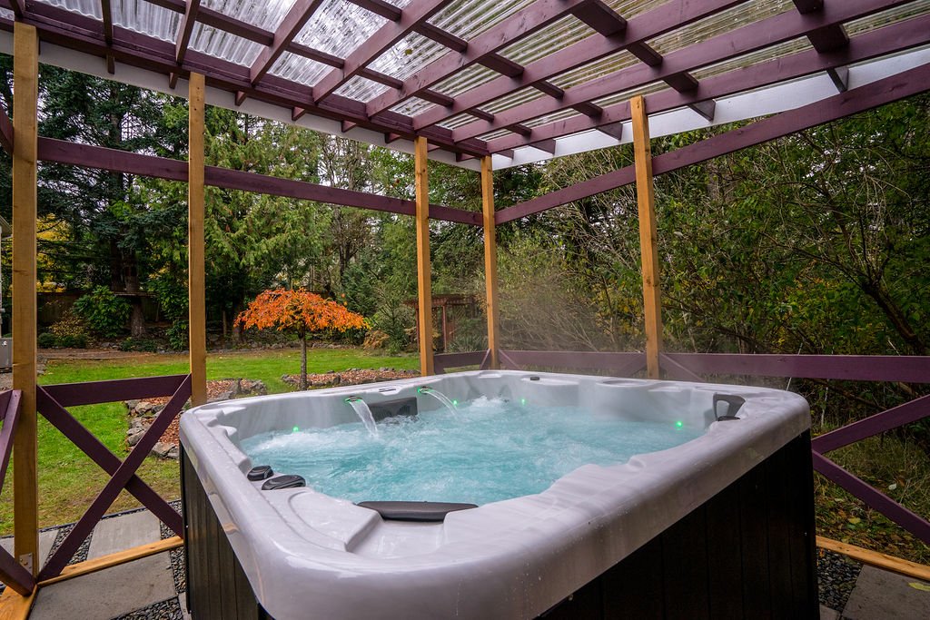 4 Bedroom Vacation House with Hot Tub!