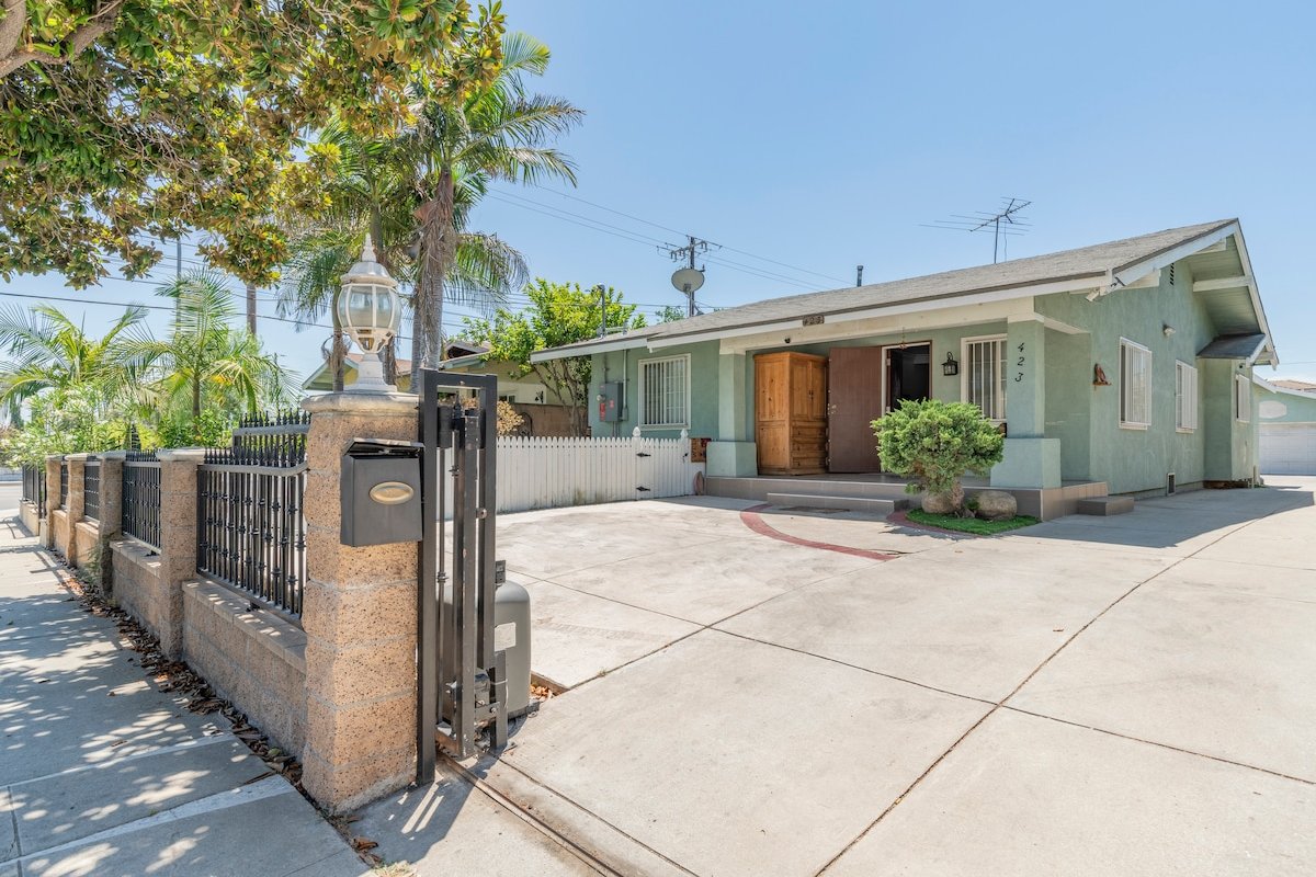 Spacious 7BR/5BA Triplex Home + Private Backyard gallery image 2