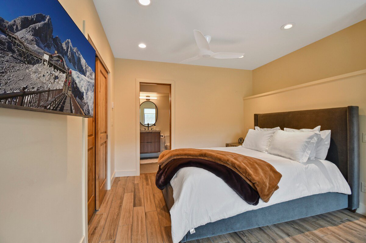 NEW, Luxury Historic Old Town, Walk to Main Street gallery image 5