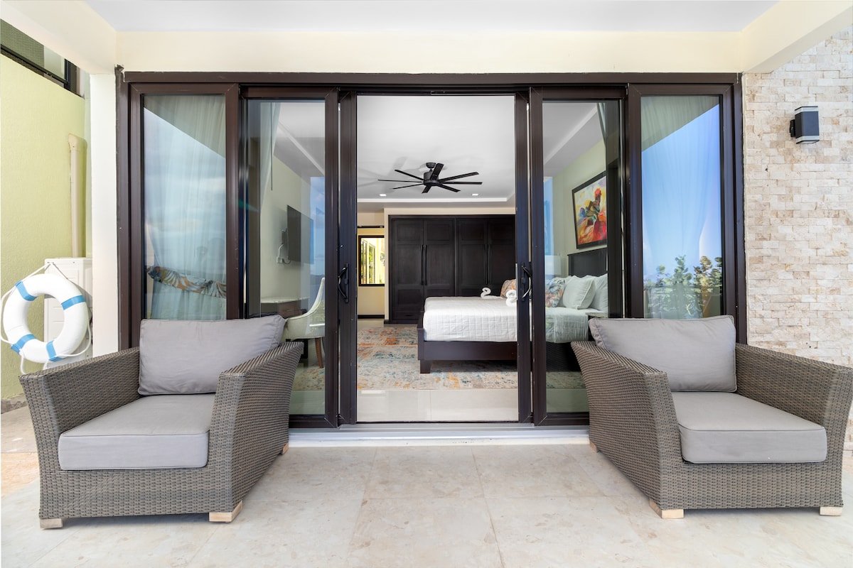 Panoramic Cliffside Luxe Villa gallery image 3