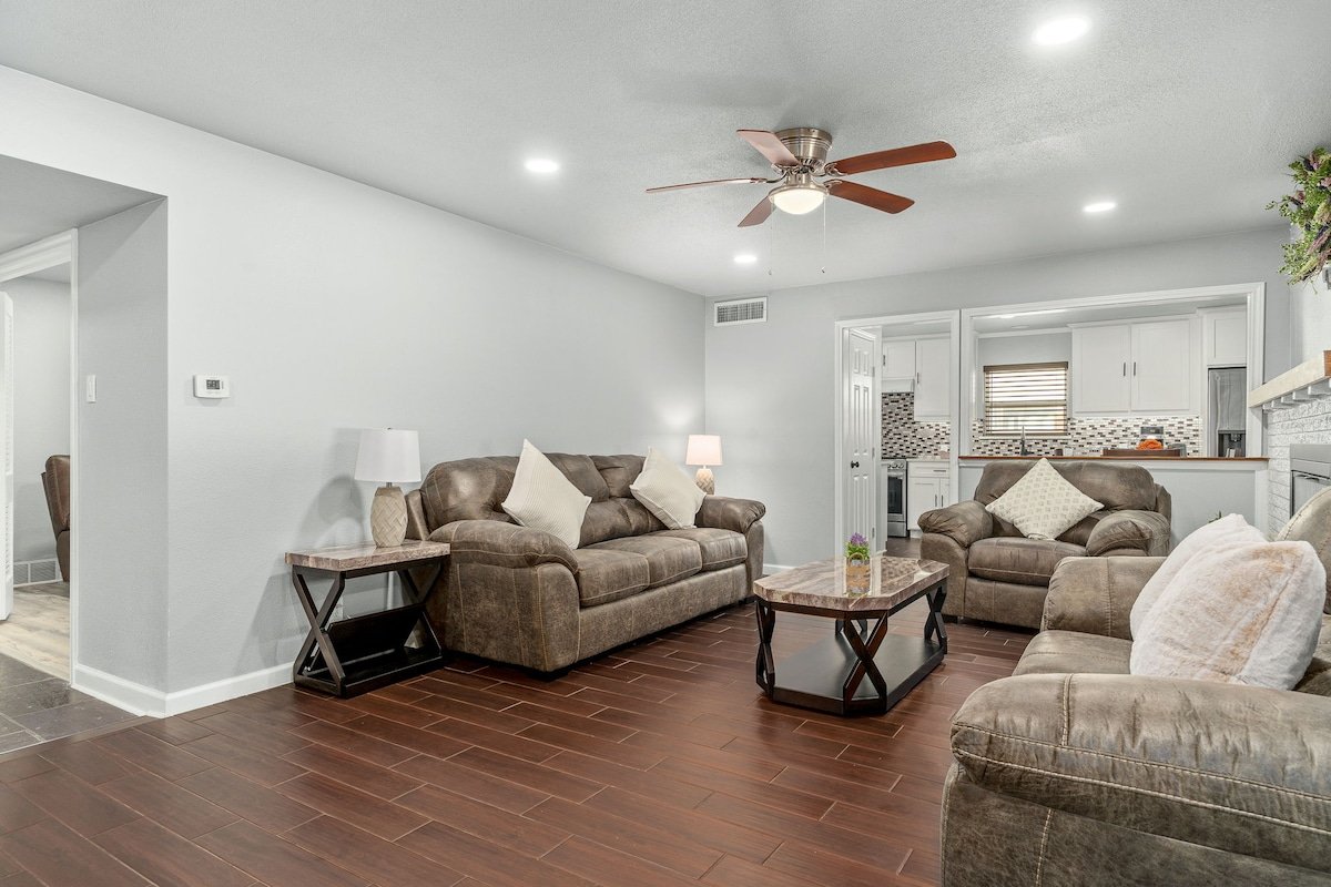 Home in Dallas / Entire Home gallery image 5