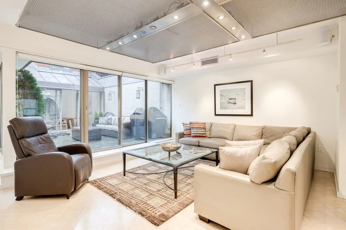 Yorkville Penthouse- Private Rooftop & Parking 307 gallery image 4