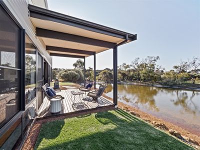 Lang Chalet—Vineyard Bliss on the Waterfront