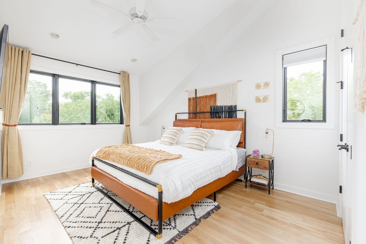 HUGE LUX Home | No Bunks | 2x Parking | By Brdway gallery image 4