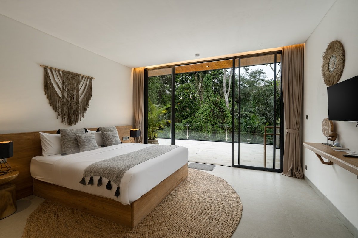 Villa Red Wine : 6 BR Retreat Nearby Ubud Central gallery image 4