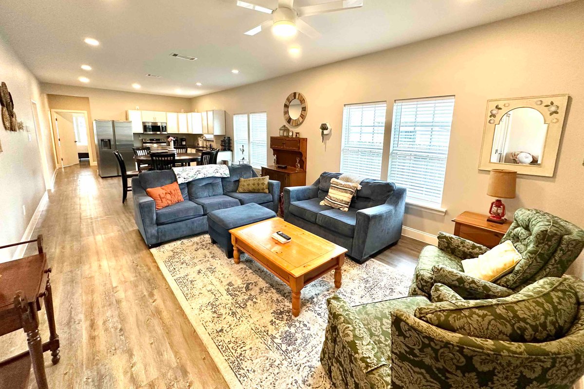 Sleeps 8, 4 Queen Beds, W/ Poker Table and Games!