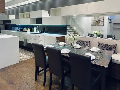 Chic 3BR w/ Parking, King Bed, Full Kitchen, Wifi