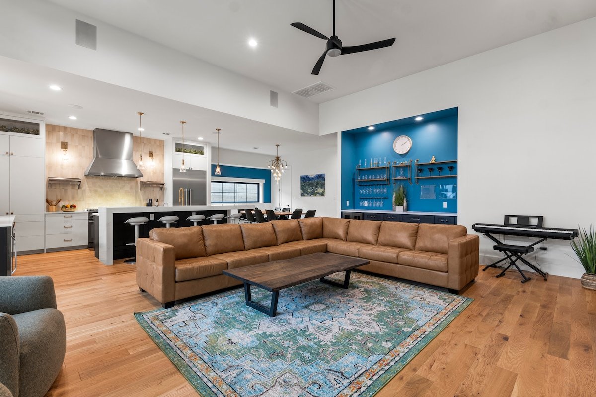 6 Bedroom East Downtown House with Pool gallery image 5