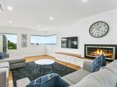 LUXURY LIVING ONLY 200M FROM BEACH & TOWN CENTRE!!