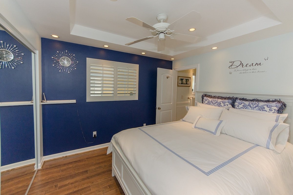 Beach Cottage – 1.5blks to Beach! gallery image 5