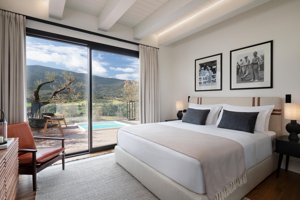 5* Villa With Outdoor Hot Tub (4B) gallery image 5