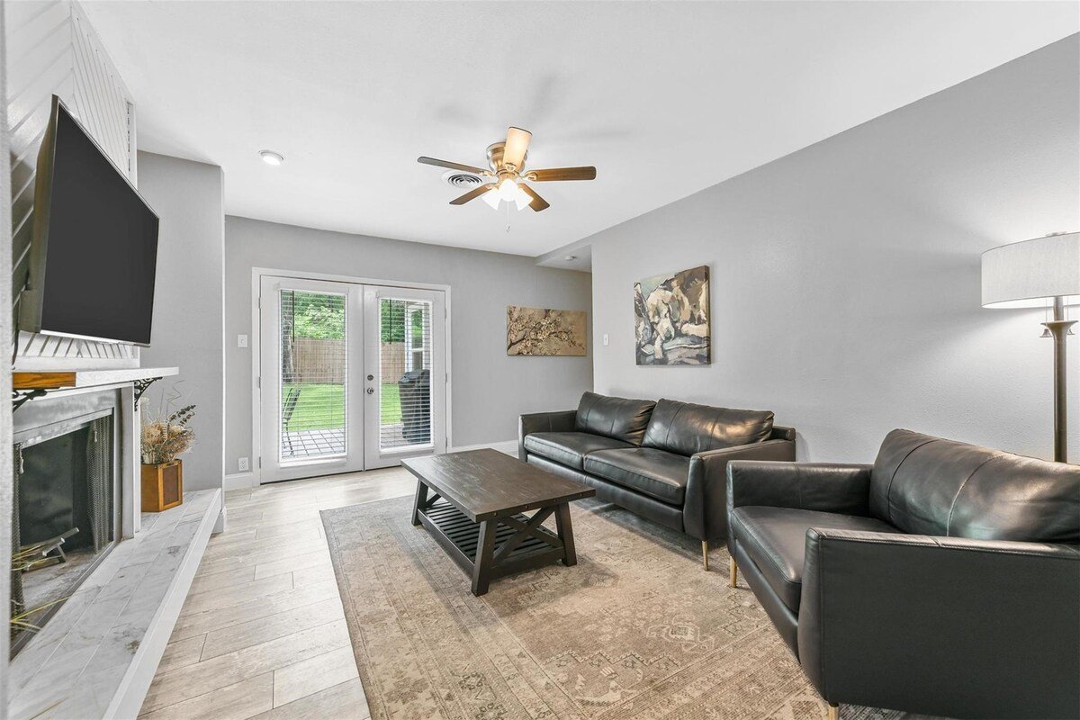 Ridglea Retreat! gallery image 3