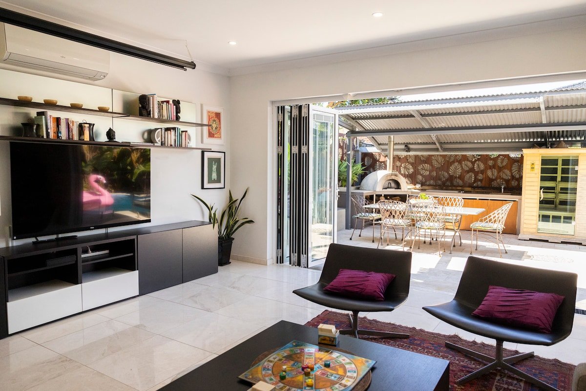 Stunning home near Beach with Pool & Sauna gallery image 3