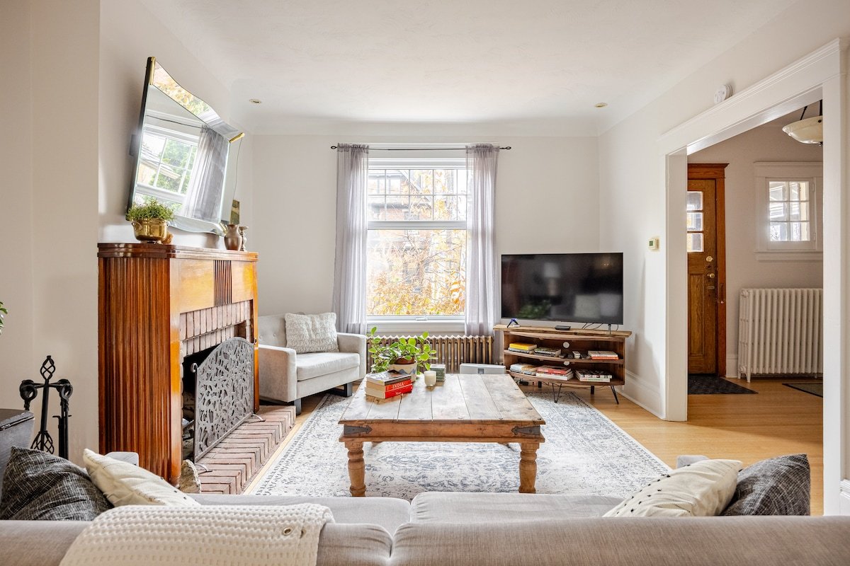 4BR 2BA Cozy Riverdale Gem |Danforth, Kid-Friendly gallery image 2