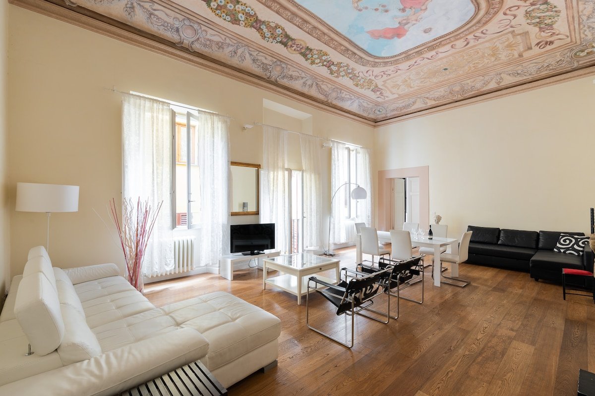 Incredible Frescoed Apartment next to Uffizi gallery image 2