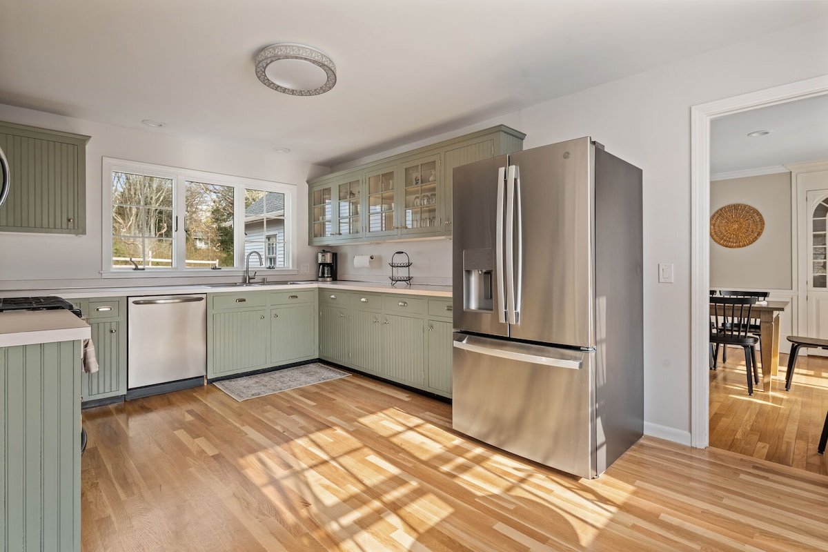 Private setting with hiking trails, sleeps 13, a/c gallery image 4