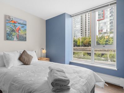 Heart of Downtown/Stadium w/ Pool & Free Parking