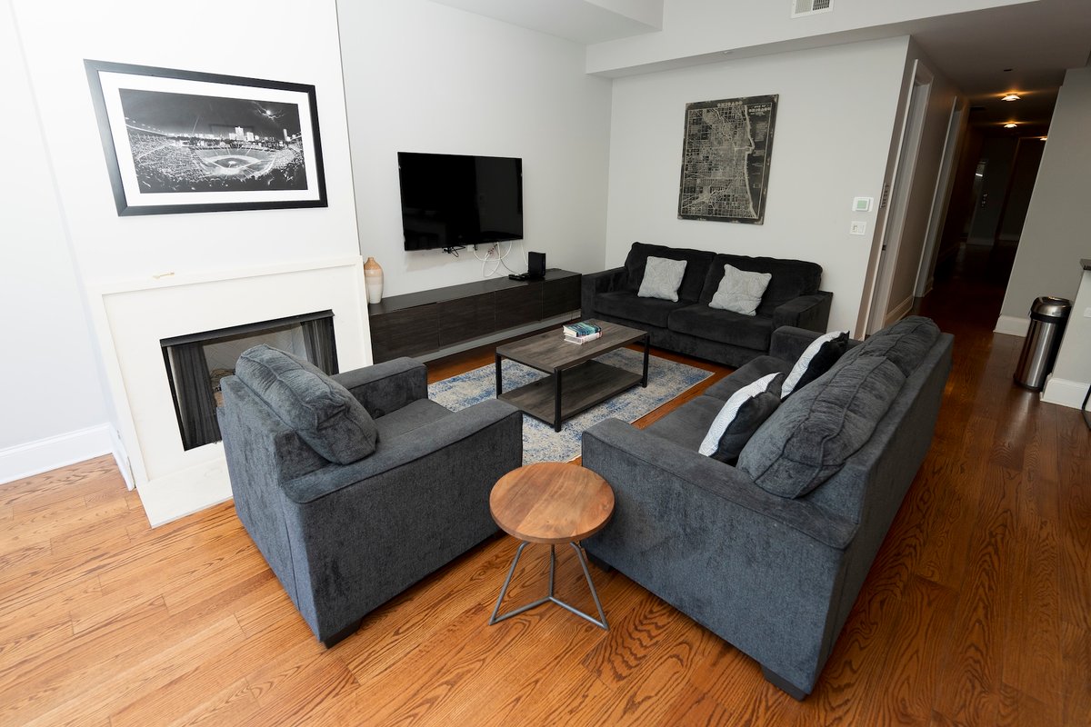 4 Bedroom Across from Wrigley Field Legend Suite