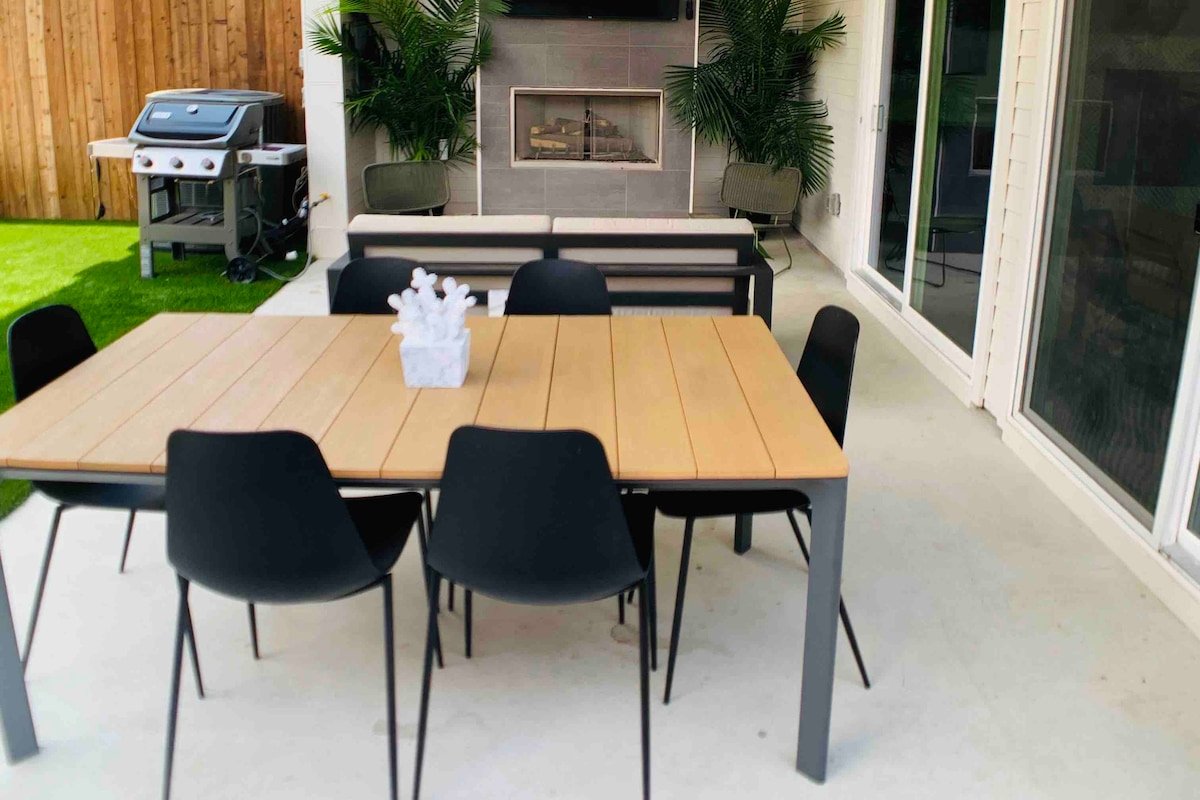 Pool, 4 bedroom modern home in the heart of Dallas gallery image 5