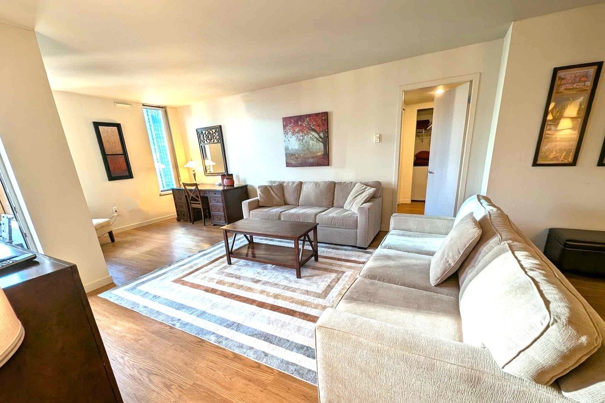 2-bdrm + den (sleeps 8, 6 ad max) at Harbor Steps! gallery image 2