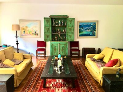 Grande e confortável apartamento, estilo colonial.