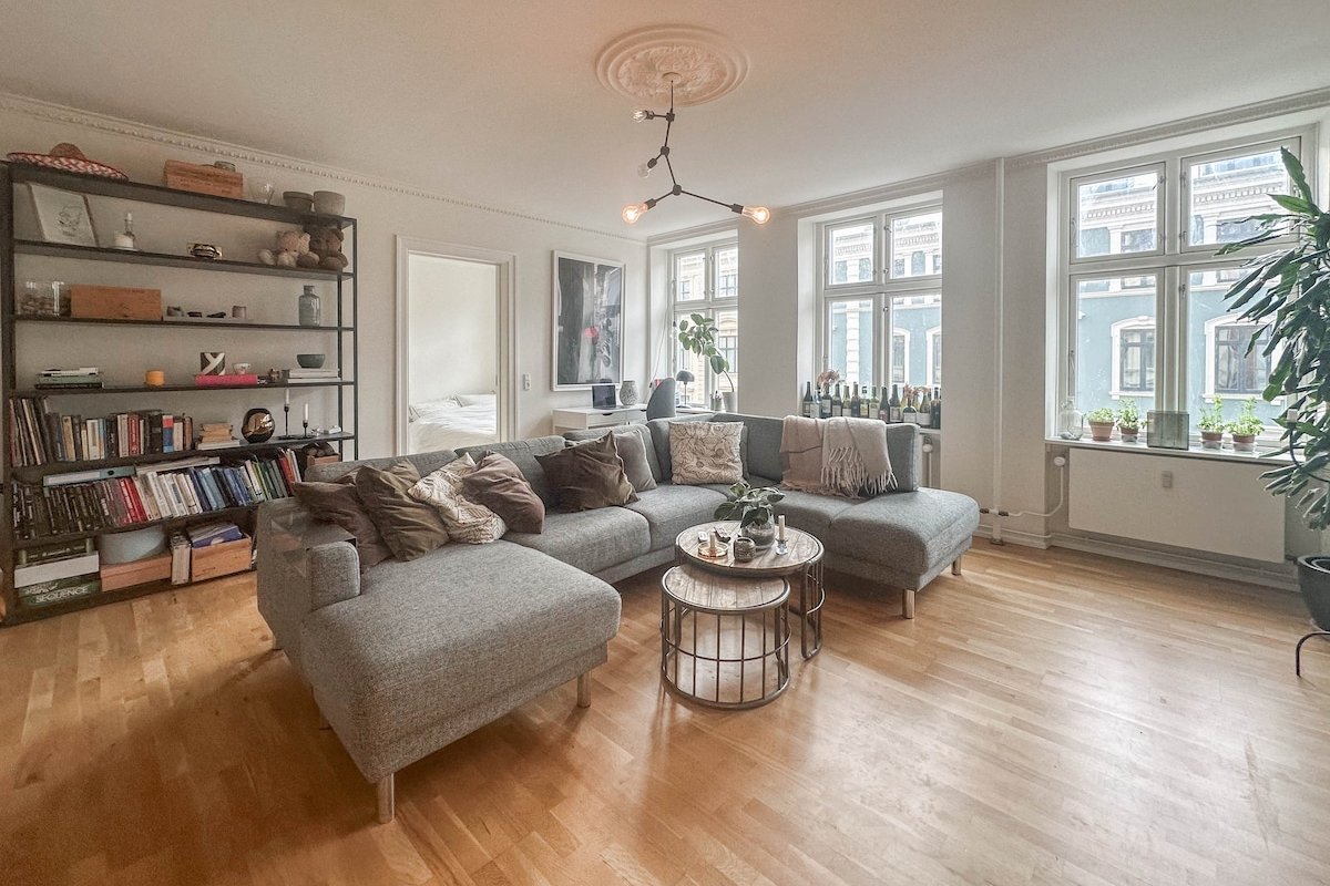 Luxury 200 m2 apartment in the city center gallery image 2