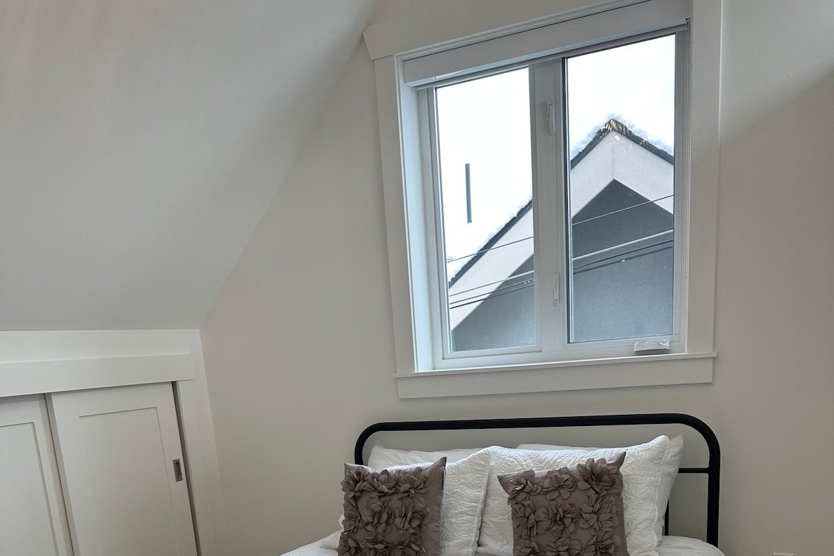 Charming Country Home West Pt Grey, UBC, Kits. gallery image 5