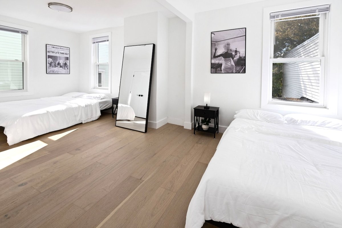 15 min to NYC! NEW Private Luxury 4BDR Home! gallery image 3