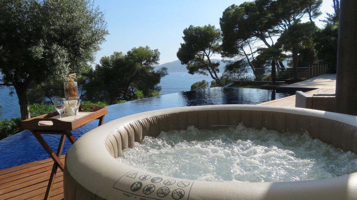 Pool, underfloor heating, jacuzzi and fireplace gallery image 4