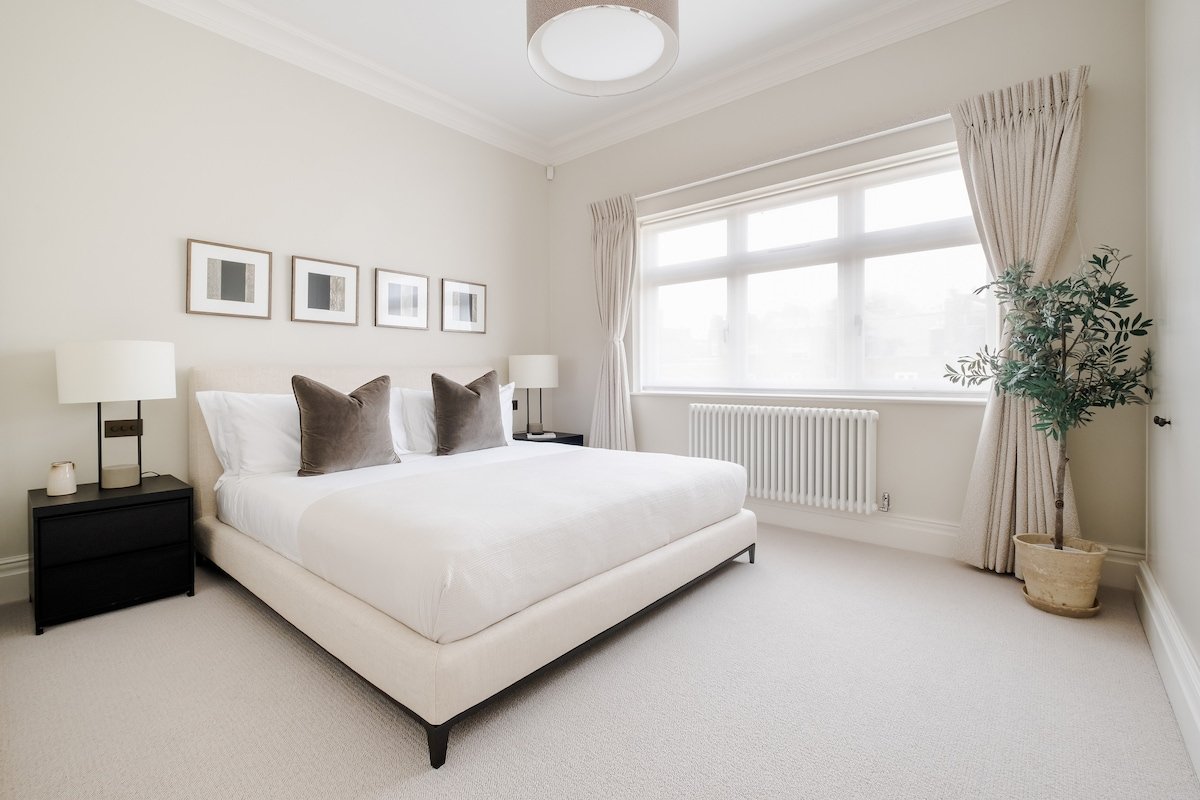 Stunning Single-Level Knightsbridge Flat with Lift gallery image 3